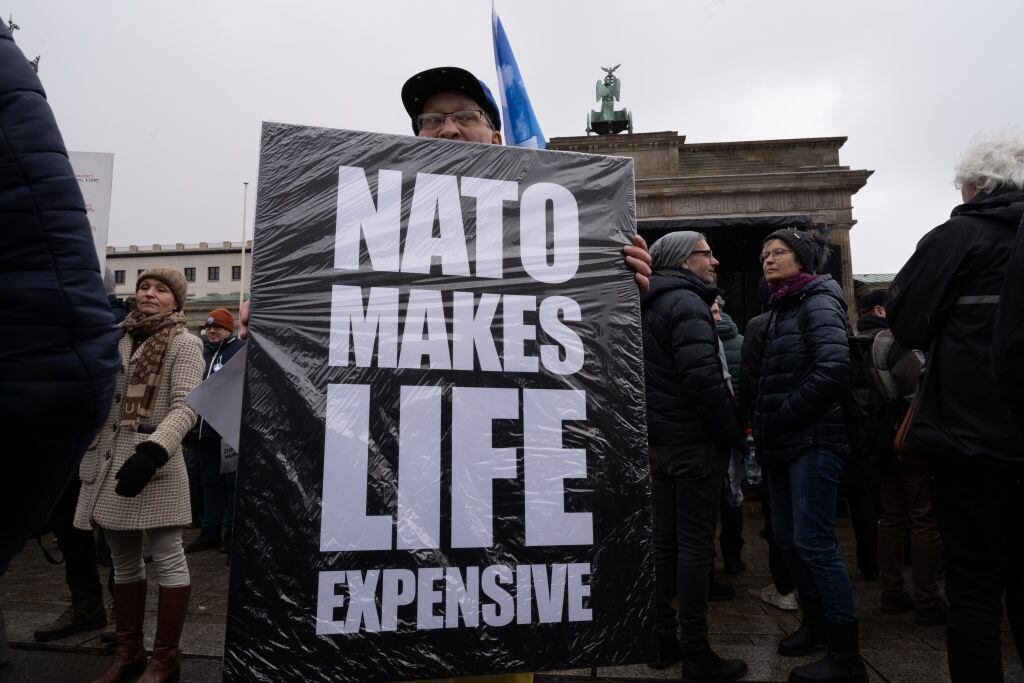 Manifestante reclama contra la OTAN y el costo de la vida en Berlín de Alemania