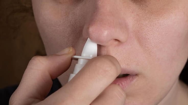 ¿Adiós al deterioro cognitivo?: El uso de spray nasal que promete “devolver la chispa” a tu memoria y cerebro
