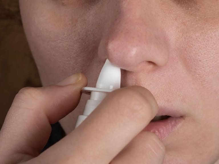 ¿Adiós al deterioro cognitivo?: El uso de spray nasal que promete “devolver la chispa” a tu memoria y cerebro