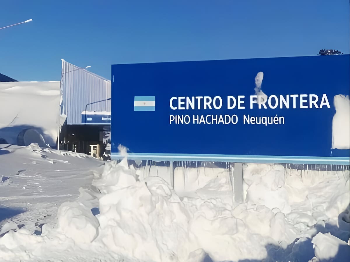 Hombre detenido en Argentina mientras intentaba cruzar a Chile con su esposa fallecida en el auto: presuntamente quería cobrar su jubilación