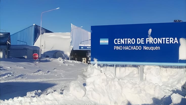 Hombre detenido en Argentina mientras intentaba cruzar a Chile con su esposa fallecida en el auto: presuntamente quería cobrar su jubilación