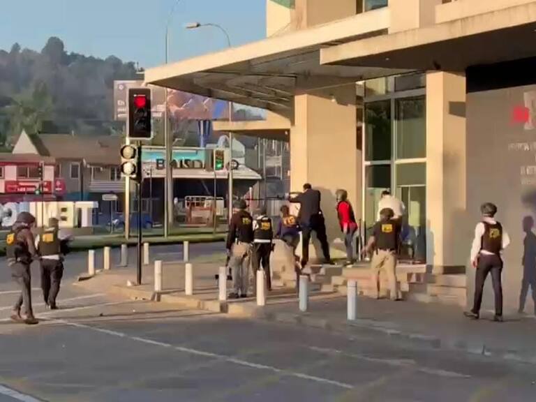 Funcionarios de la PDI usan escopetas antidisturbios tras ataque a cuartel regional