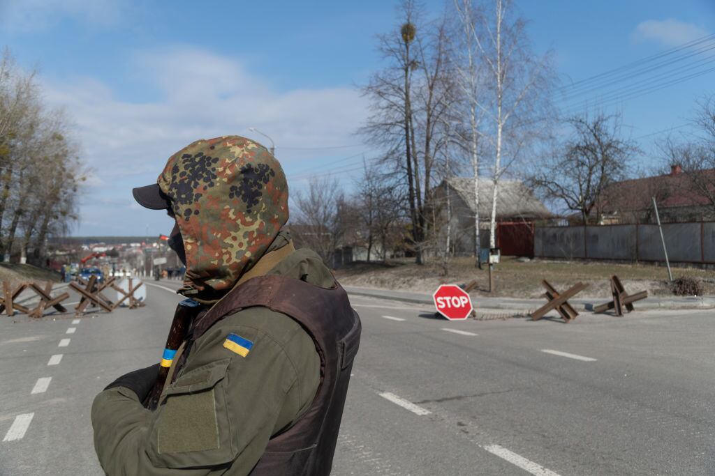 Soldado ucraniano mantiene la vigilancia cerca de Lyutizh