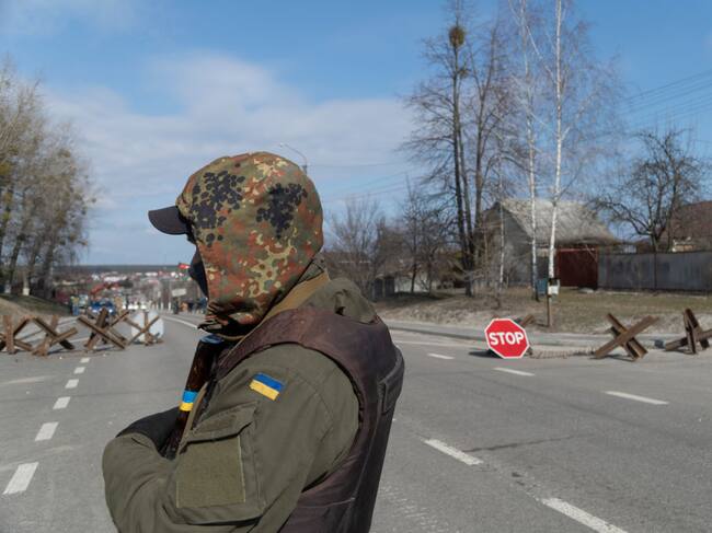 Soldado ucraniano mantiene la vigilancia cerca de Lyutizh