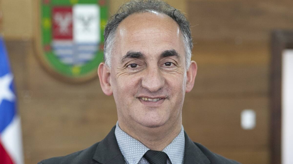 Insólito: concejal de Puerto Varas cantó en festival nortino pese a tener licencia por enfermedad en la garganta