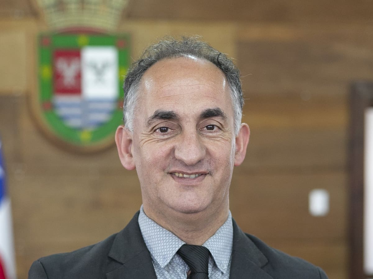 Insólito: concejal de Puerto Varas cantó en festival nortino pese a tener licencia por enfermedad en la garganta
