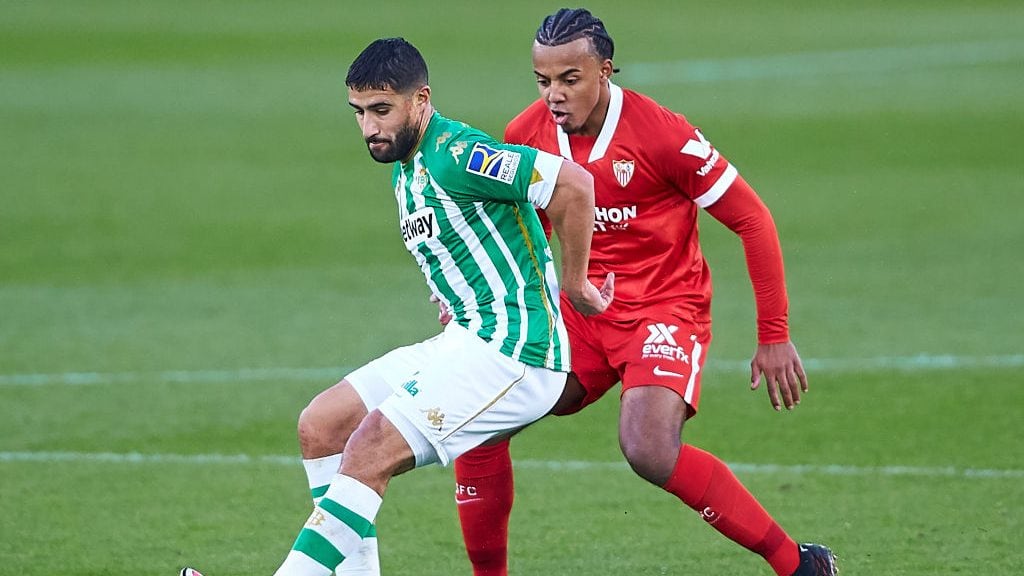 SEVILLE, SPAIN - JANUARY 02: Nabil Fekir of Real Betis competes for the ball with Jules Kounde of Sevilla FC during the La Liga Santander match between Real Betis and Sevilla FC at Estadio Benito Villamarin on January 02, 2021 in Seville, Spain. Sporting stadiums around Spain remain under strict restrictions due to the Coronavirus Pandemic as Government social distancing laws prohibit fans inside venues resulting in games being played behind closed doors. (Photo by Fran Santiago/Getty Images)