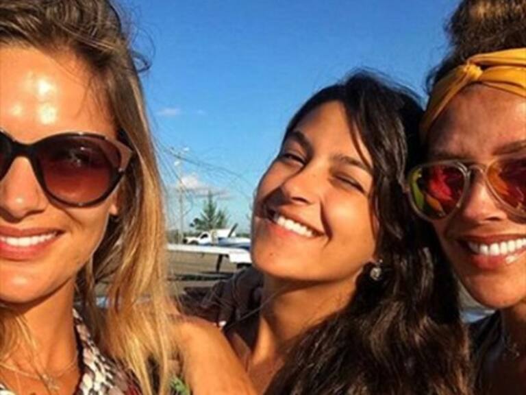 Carolina Arregui posó junto a la estatua submarina más grande del mundo en compañía de sus hijas