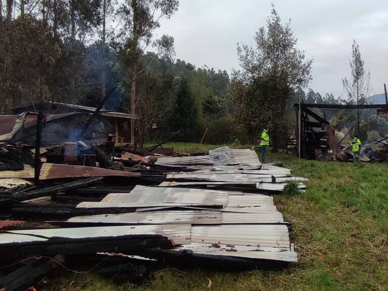 Grupo armado quema casa de trabajador agrícola en La Araucanía: afectado y su familia fueron intimidados