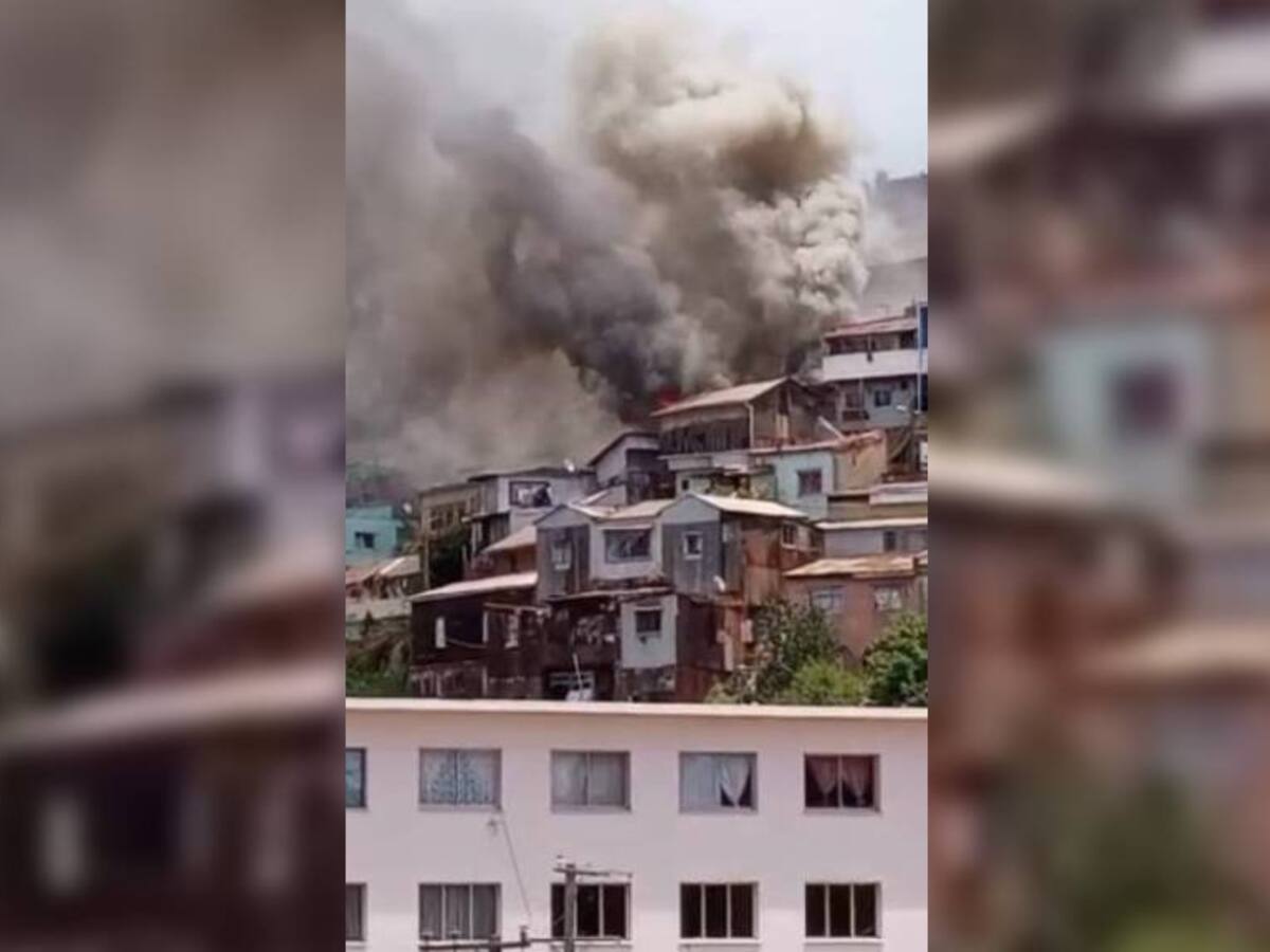 Voraz incendio destruye dos viviendas en cerro Toro de Valparaíso