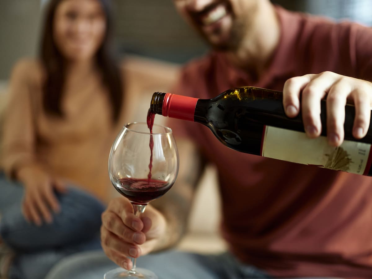 Baja el consumo de vino en Chile: compradores prefieren productos caros con etiquetas premium