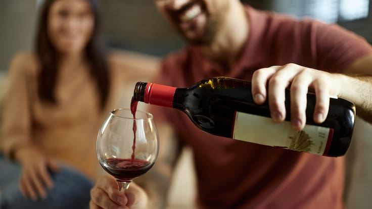 Baja el consumo de vino en Chile: compradores prefieren productos caros con etiquetas premium
