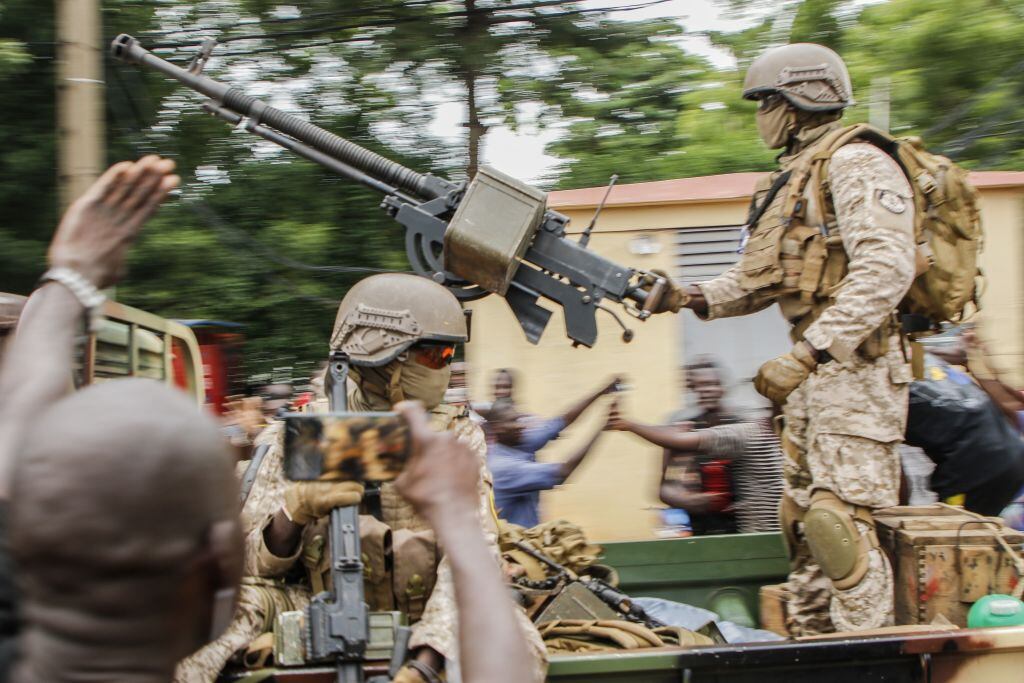 Soldados de Malí recorren las calles de la capital Bamako