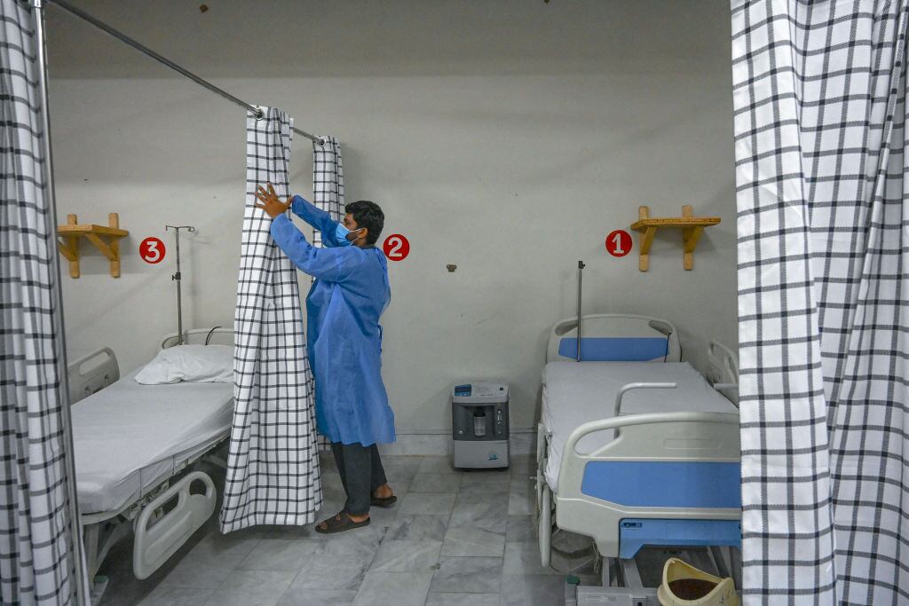 Un trabajador de la salud prepara una sección de un hospital de Pakistán para recibir a pacientes contagiados de la llamada viruela del mono.
