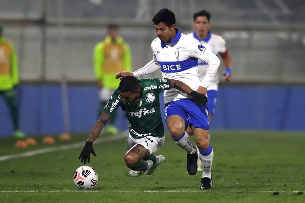 Recordando al Mumo Tupper, hinchas de Universidad Católica despidieron al equipo previo al duelo contra Palmeiras