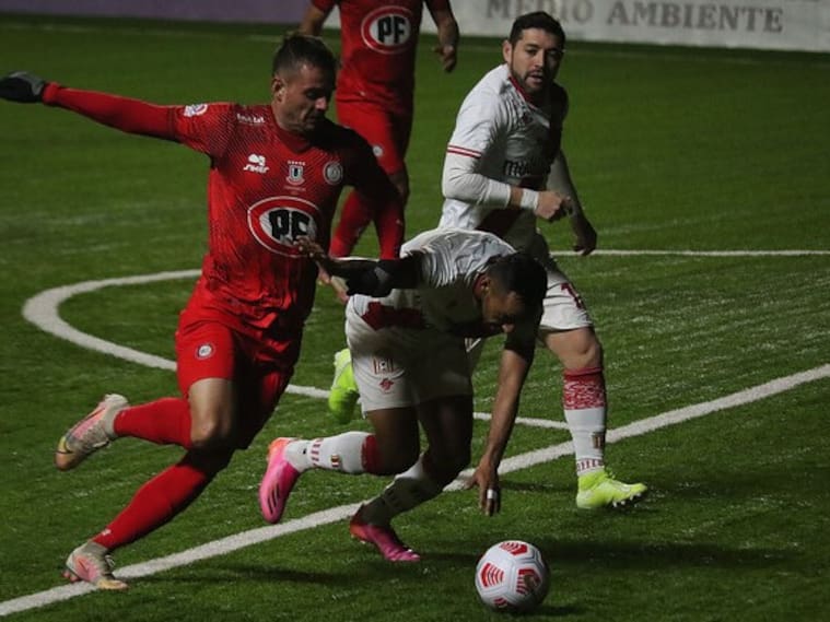 La Calera derrotó a Curicó y es líder del campeonato nacional