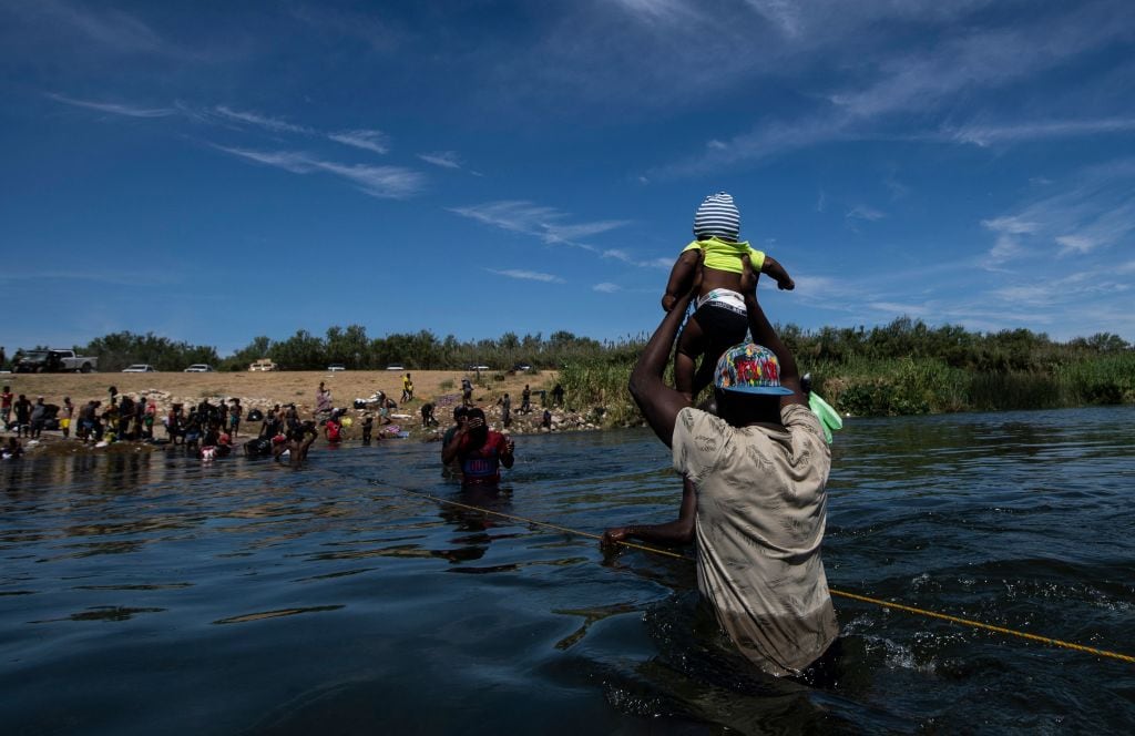 Migrantes haitianos cruzan el Rio Grande para llegar a Estados Unidos
