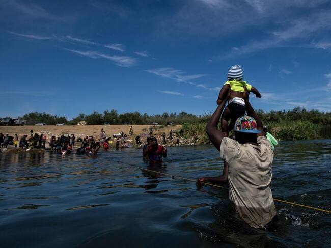 Migrantes haitianos cruzan el Rio Grande para llegar a Estados Unidos