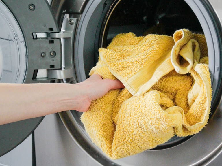 Esta es la cantidad de veces que debes lavar tus toallas (y reemplazarlas por unas nuevas), según especialistas