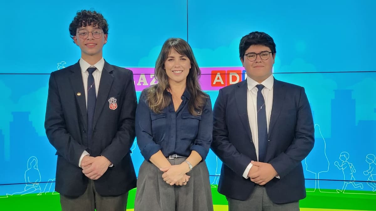 Plaza ADN: Alumnos del Instituto Nacional organizan mundial de debate y feria de innovación