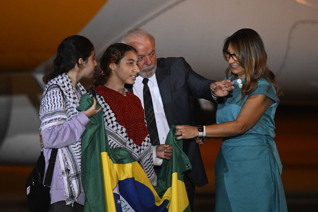 Presidente de Brasil recibe a brasileños rescatados desde la Franja de Gaza