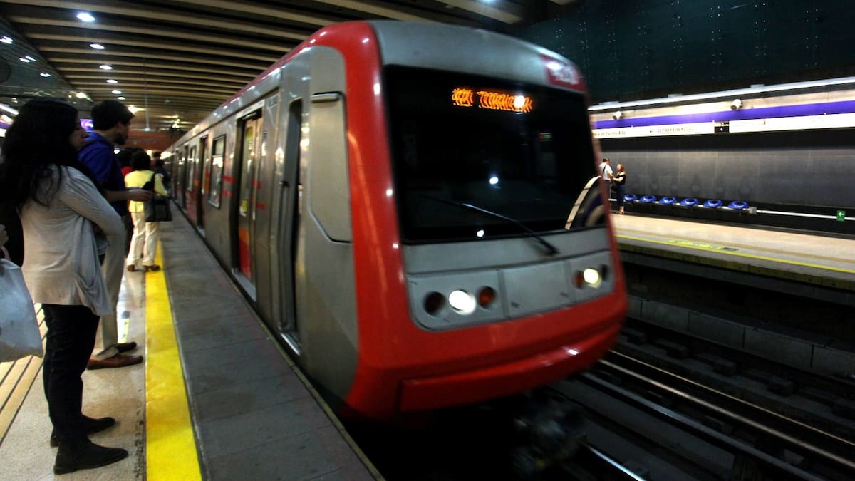 Metro de Santiago restablece servicio en Línea 4 tras corte de energía: desconocidos ingresaron para rayar tren