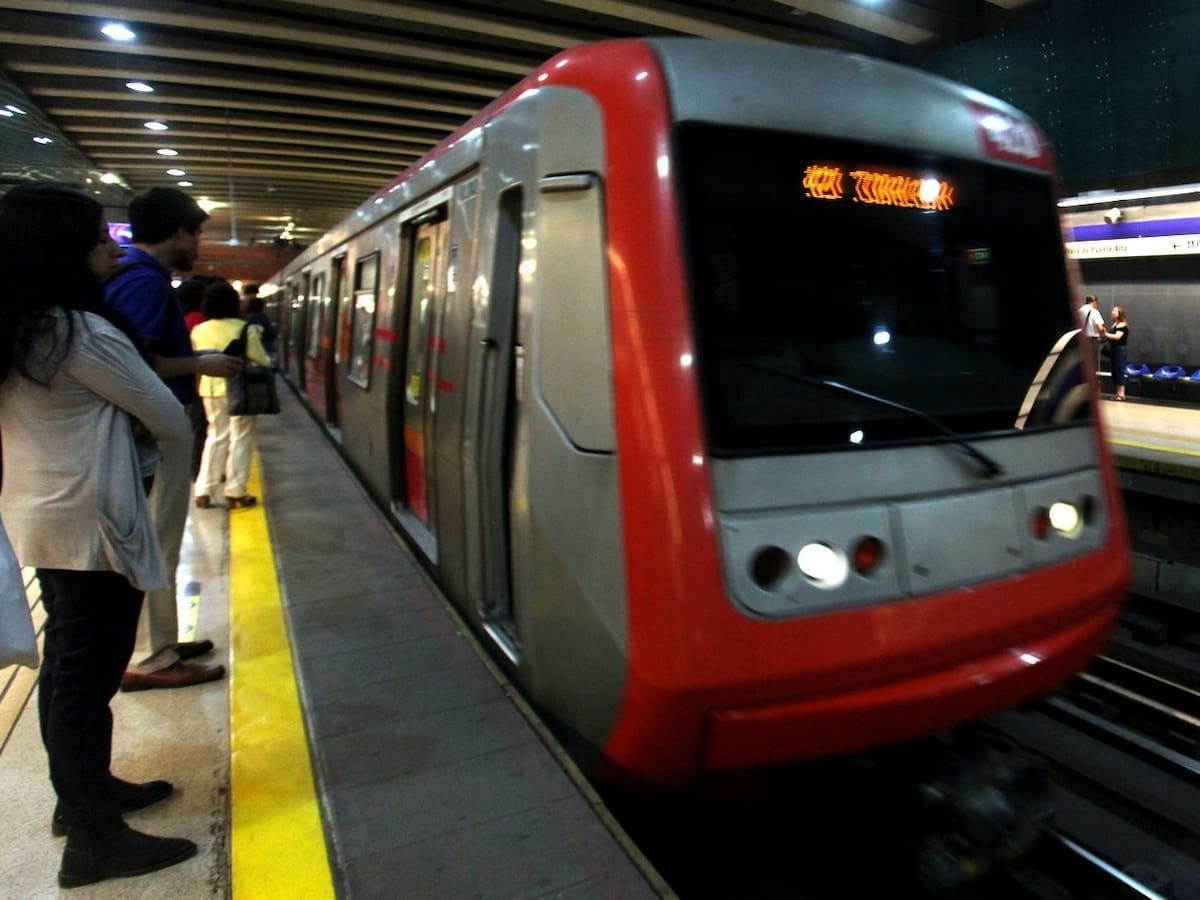 Metro de Santiago reporta retrasos en frecuencia de trenes de Línea 4: así funciona el servicio hoy