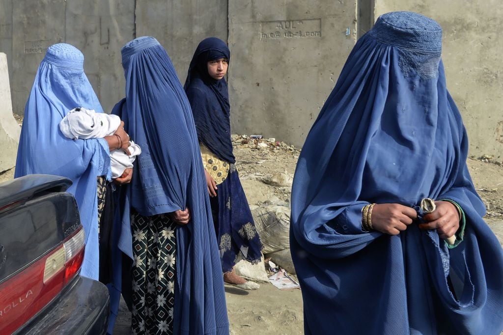 Mujeres en Afganistán se cubren el rostro al caminar por las calles de Kabul