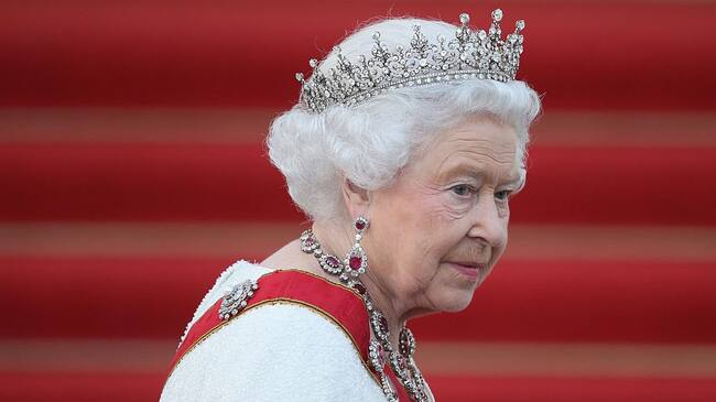 BERLIN, GERMANY - JUNE 24: Queen Elizabeth II arrives for the state banquet in her honour at Schloss Bellevue palace on the second of the royal couple's four-day visit to Germany on June 24, 2015 in Berlin, Germany. The Queen and Prince Philip are scheduled to visit Berlin, Frankfurt and the concentration camp memorial at Bergen-Belsen during their trip, which is their first to Germany since 2004. (Photo by Sean Gallup/Getty Images)