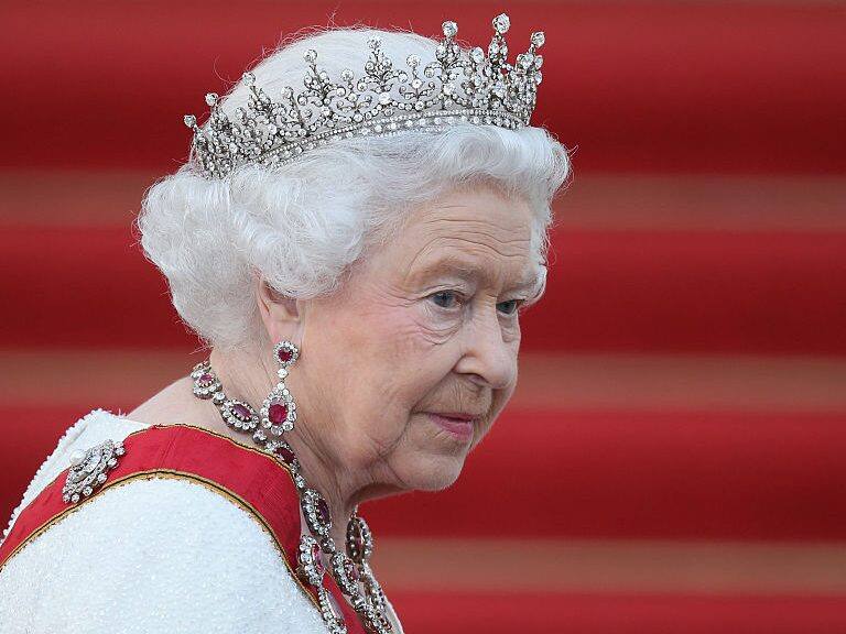 BERLIN, GERMANY - JUNE 24: Queen Elizabeth II arrives for the state banquet in her honour at Schloss Bellevue palace on the second of the royal couple's four-day visit to Germany on June 24, 2015 in Berlin, Germany. The Queen and Prince Philip are scheduled to visit Berlin, Frankfurt and the concentration camp memorial at Bergen-Belsen during their trip, which is their first to Germany since 2004. (Photo by Sean Gallup/Getty Images)