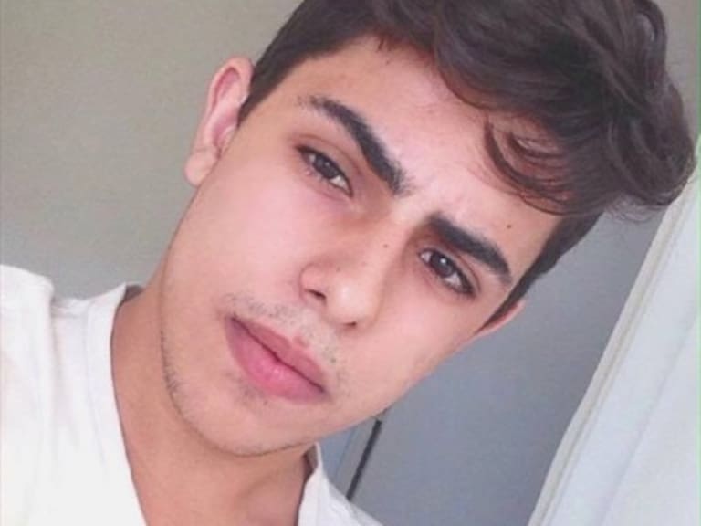 Joven muere por intentar tomarse una selfie en un auto en movimiento