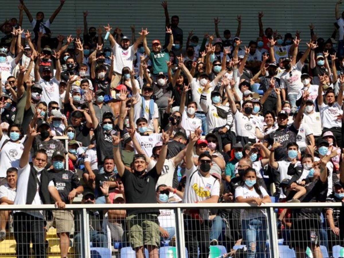 Insólito: jugadores de la UC y Colo Colo tuvieron que abandonar el campo de juego por enorme trifulca entre hinchas en las tribunas