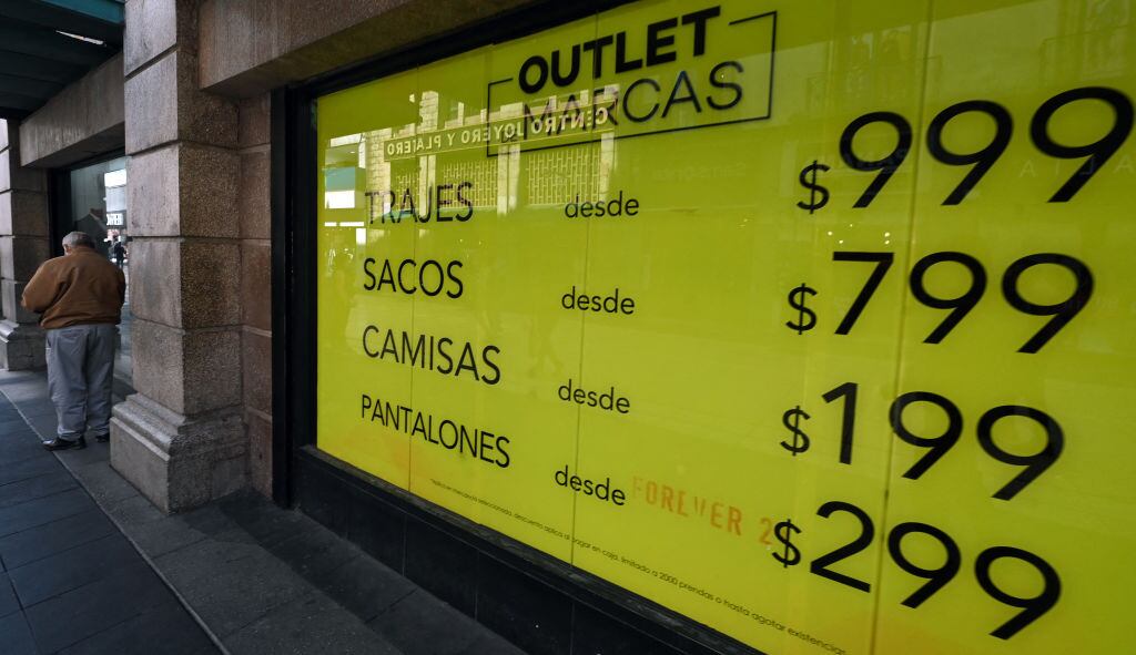 Un cartel de precios de ropa en una tienda de la capital mexicana
