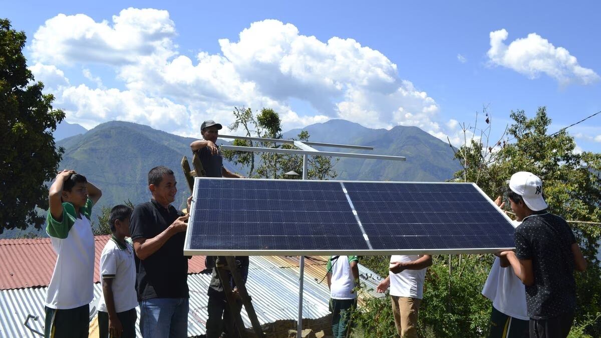Maestro, alumnos y los técnicos instalan la celda fotovoltaica en Colombia