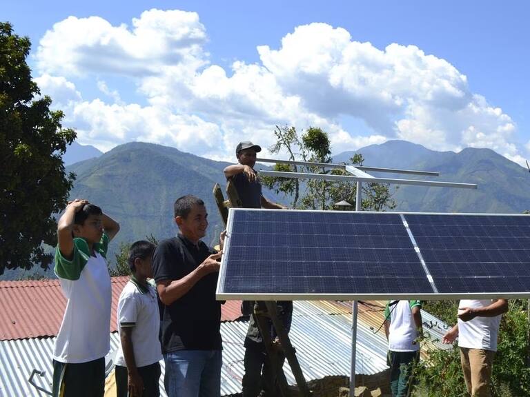 Maestro, alumnos y los técnicos instalan la celda fotovoltaica en Colombia