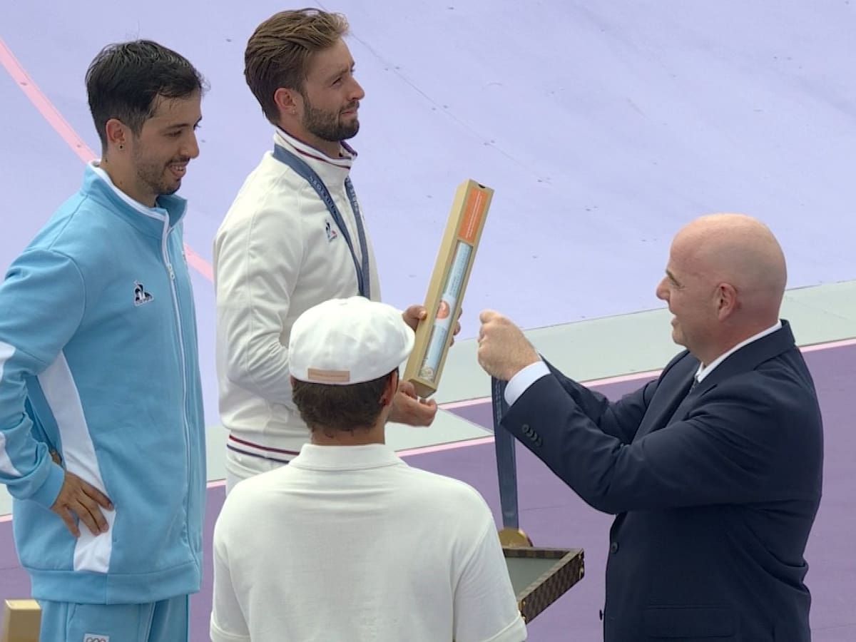 Presidente de la FIFA le entregó a Argentina su primera medalla de oro en París 2024: esta fue la razón