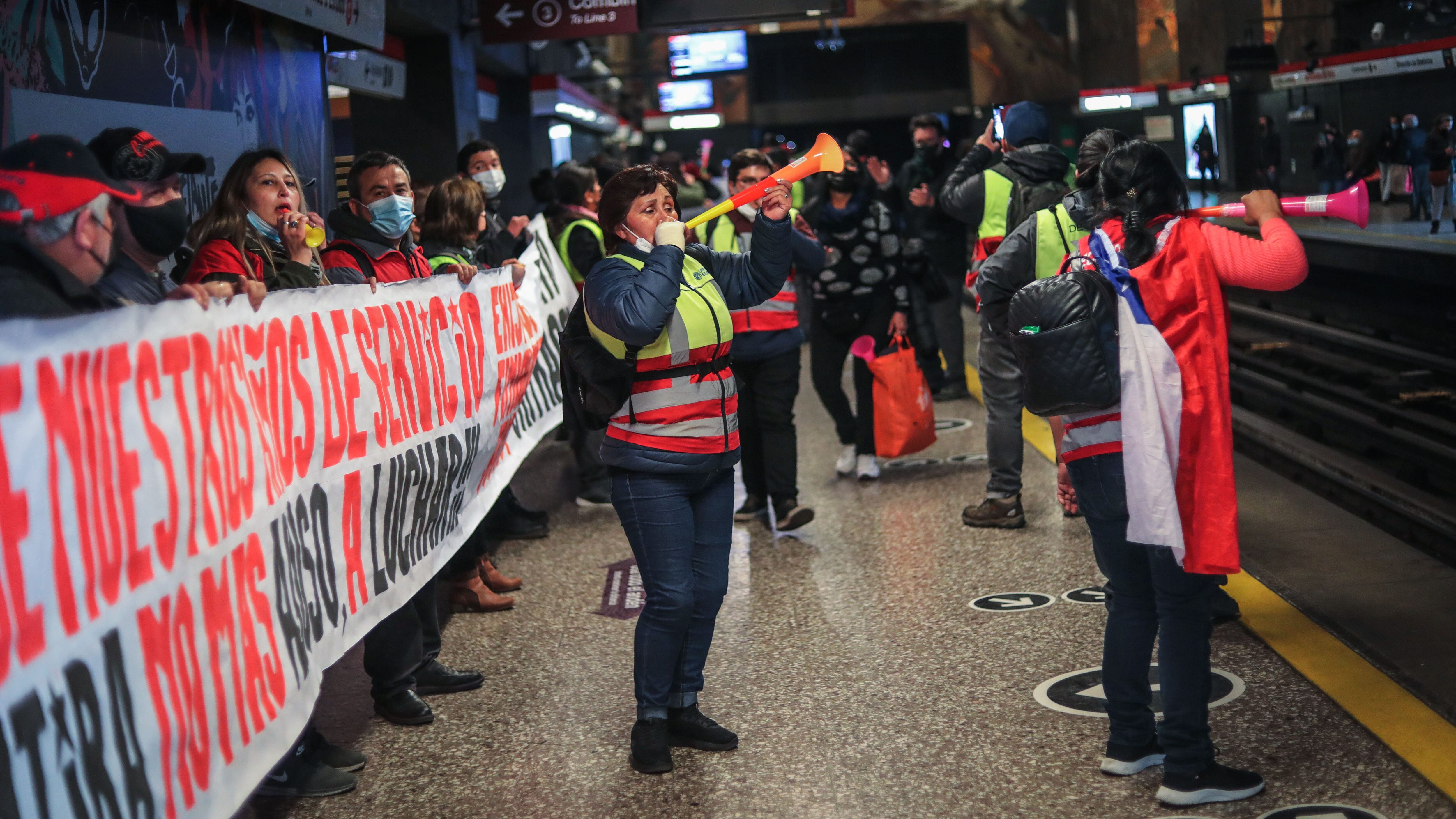 23 de agosto del 2021/SANTIAGOTrabajadores del Metro de Santiago, se manifiestan en el andén de la Estación Universidad de Chile, en la comuna de Santiago.
FOTO: SEBASTIAN BELTRAN GAETE/AGENCIAUNO