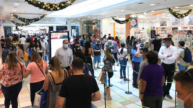 23 DICIEMBRE 2020 / ANTOFAGASTA Mall Plaza aglomerado de personas que realizan sus compras Navideñas ,durante fase 3 del plan paso a paso de gobierno regional debido a la pandemia COVID-19 que afecta al pais
FOTO CAMILO ALFARO / AGENCIAUNO