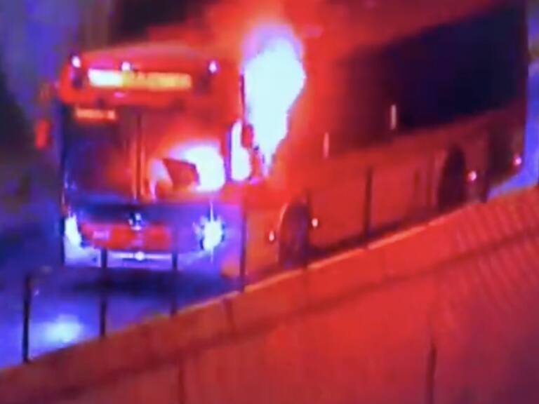 Incendian bus del transporte público en la comuna de Recoleta