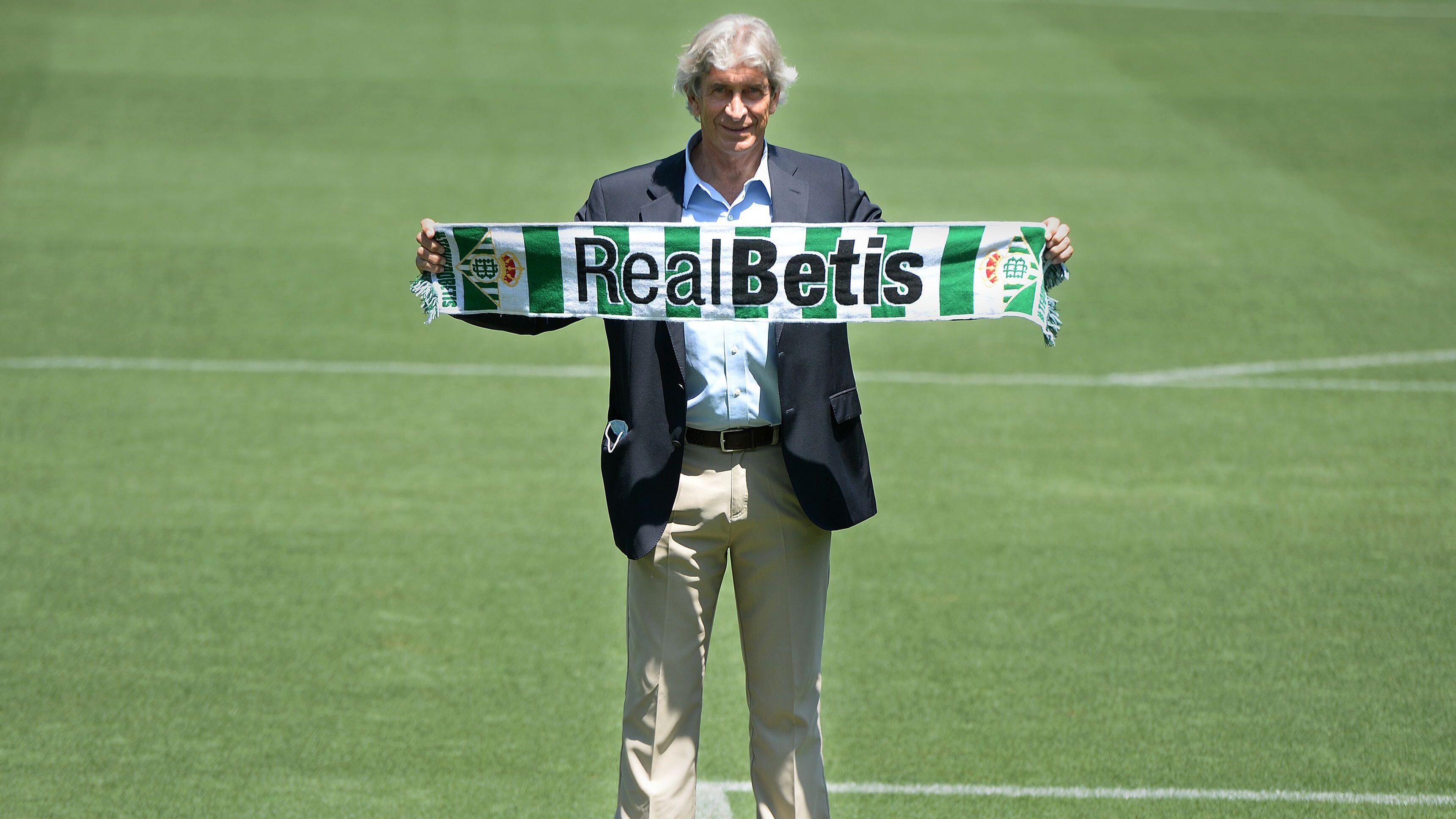 Real Betis' Chilean coach Manuel Pellerini poses at the Benito Villamarin stadium, during his presentation as new coach, in Seville on July 13, 2020. (Photo by CRISTINA QUICLER / AFP) (Photo by CRISTINA QUICLER/AFP via Getty Images)