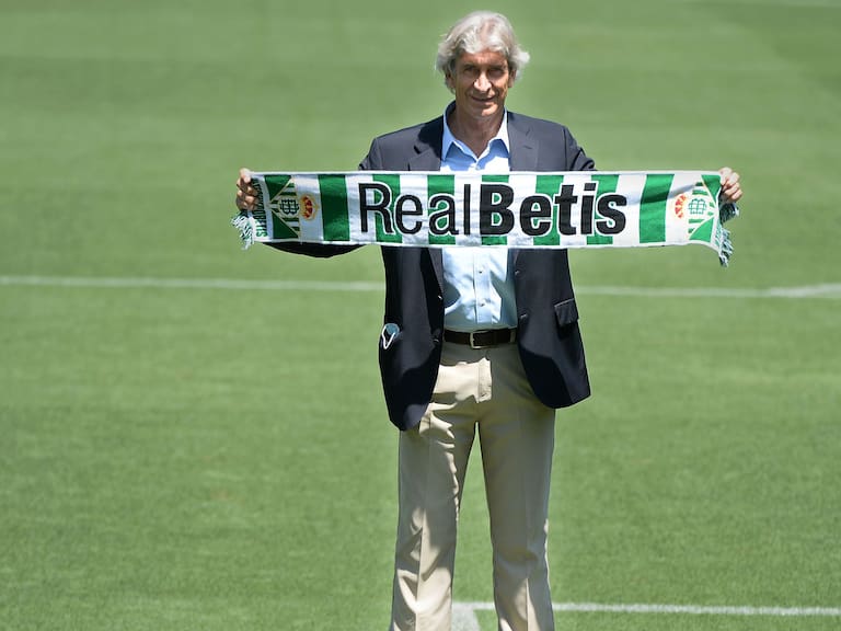 Real Betis&#039; Chilean coach Manuel Pellerini poses at the Benito Villamarin stadium, during his presentation as new coach, in Seville on July 13, 2020. (Photo by CRISTINA QUICLER / AFP) (Photo by CRISTINA QUICLER/AFP via Getty Images)