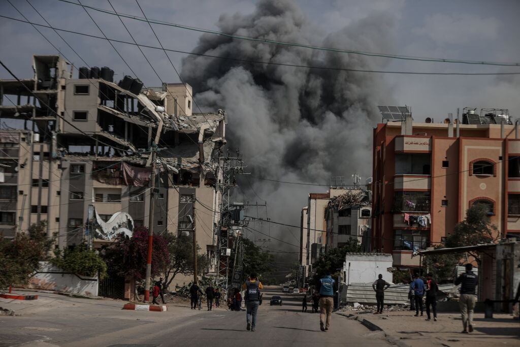 El humo se levanta sobre las calles de la Franja de Gaza en Palestina por los bombardeos que lanza Israel