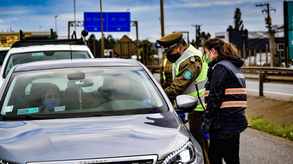 17 DE SEPTIEMBRE 2020 / TEMUCOPersonal sanitario y Carabineros controlan a conductor particular, en la salida sur de Temuco, por las fiestas patrias en medio de la pandemia por COVID-19.
FOTO: ROCIO CUMINAO ROJAS / AGENCIAUNO