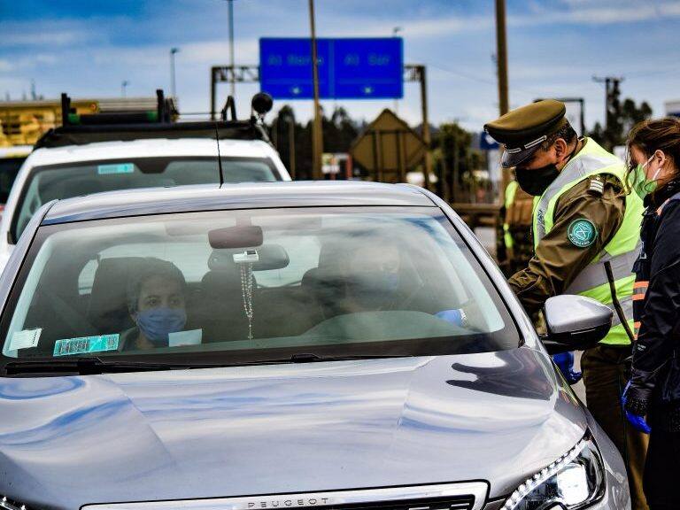 17 DE SEPTIEMBRE 2020 / TEMUCOPersonal sanitario y Carabineros controlan a conductor particular, en la salida sur de Temuco, por las fiestas patrias en medio de la pandemia por COVID-19.
FOTO: ROCIO CUMINAO ROJAS / AGENCIAUNO