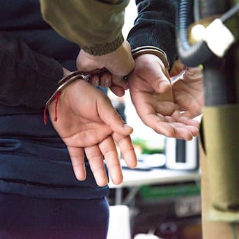 Dos “motochorros” son detenidos en Santiago tras denuncias por robos de celulares en Providencia y Ñuñoa