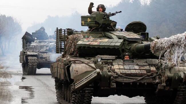TOPSHOT - Ukrainian servicemen ride on tanks towards the front line with Russian forces in the Lugansk region of Ukraine on February 25, 2022. - Ukrainian forces fought off Russian troops in the capital Kyiv on the second day of a conflict that has claimed dozens of lives, as the EU approved sanctions targeting President Vladimir Putin. Small arms fire and explosions were heard in the city's northern district of Obolonsky as what appeared to be an advance party of Russia's invasion force left a trail of destruction. (Photo by Anatolii STEPANOV / AFP) (Photo by ANATOLII STEPANOV/AFP via Getty Images)