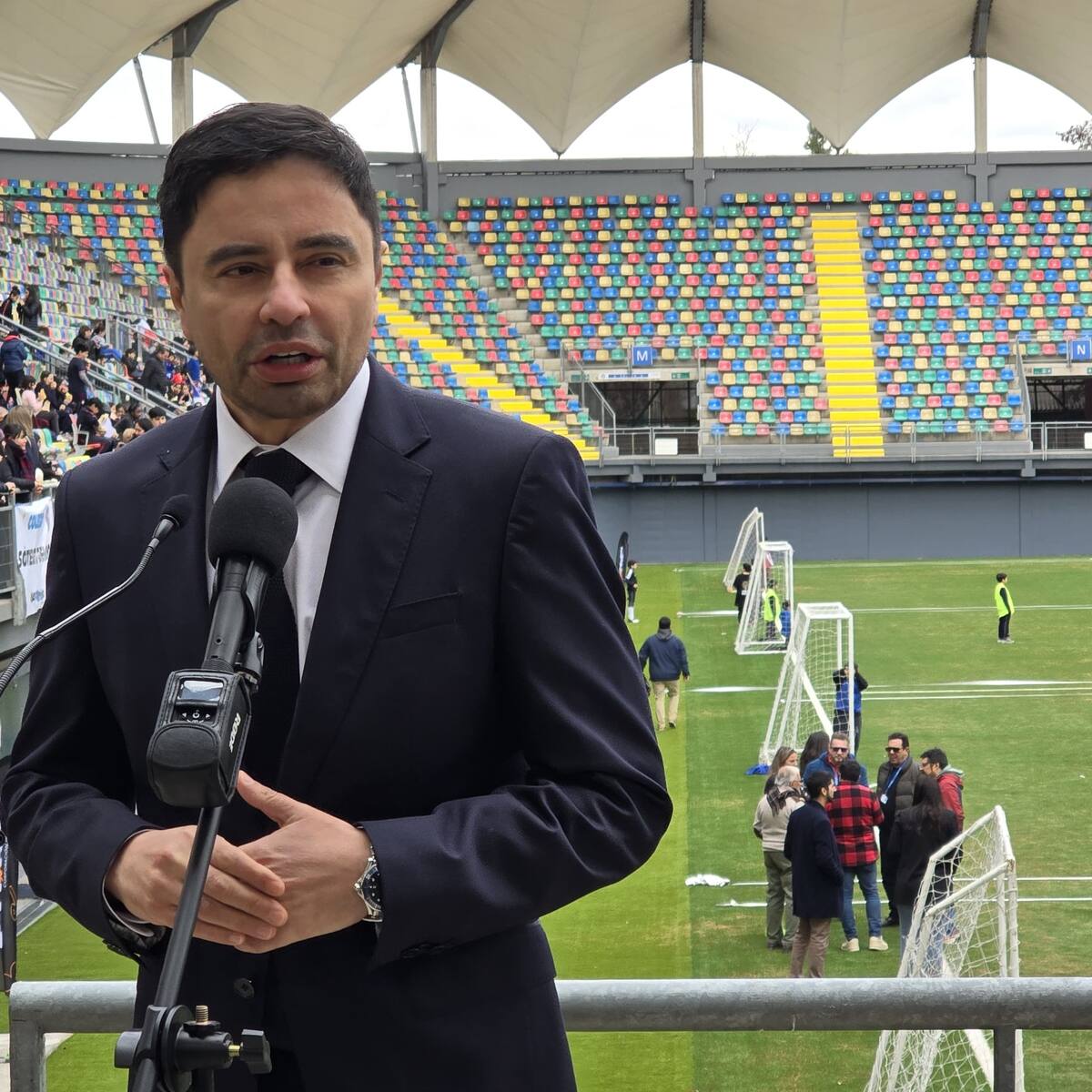 Rodolfo Carter valora la nueva cancha del estadio de La Florida y avisa: “A los equipos con las barras más violentas, no les vamos a arrendar nunca”