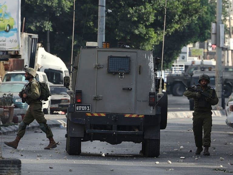 Soldados de Israel realizan allanamientos en la Cisjordania ocupada