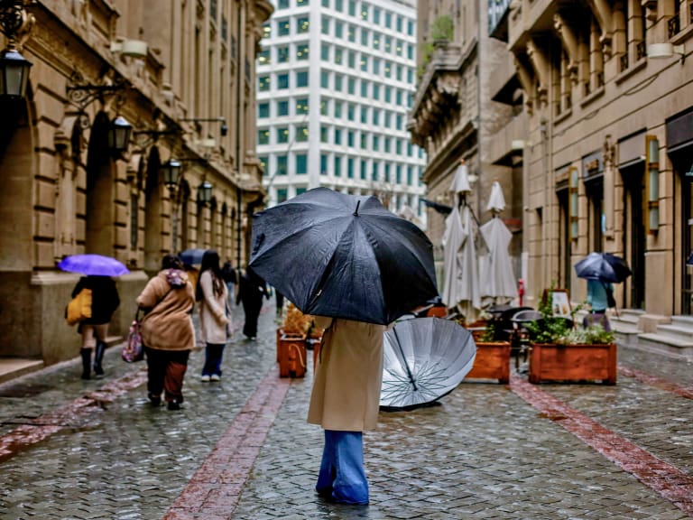 Confirman lluvia en Santiago y revelan el momento clave en que caerá: “Será fuerte, pero en corto plazo”