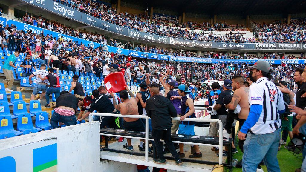 Querétaro puede ser desafiliado de la Liga MX por la batalla campal de sus hinchas con los de Atlas